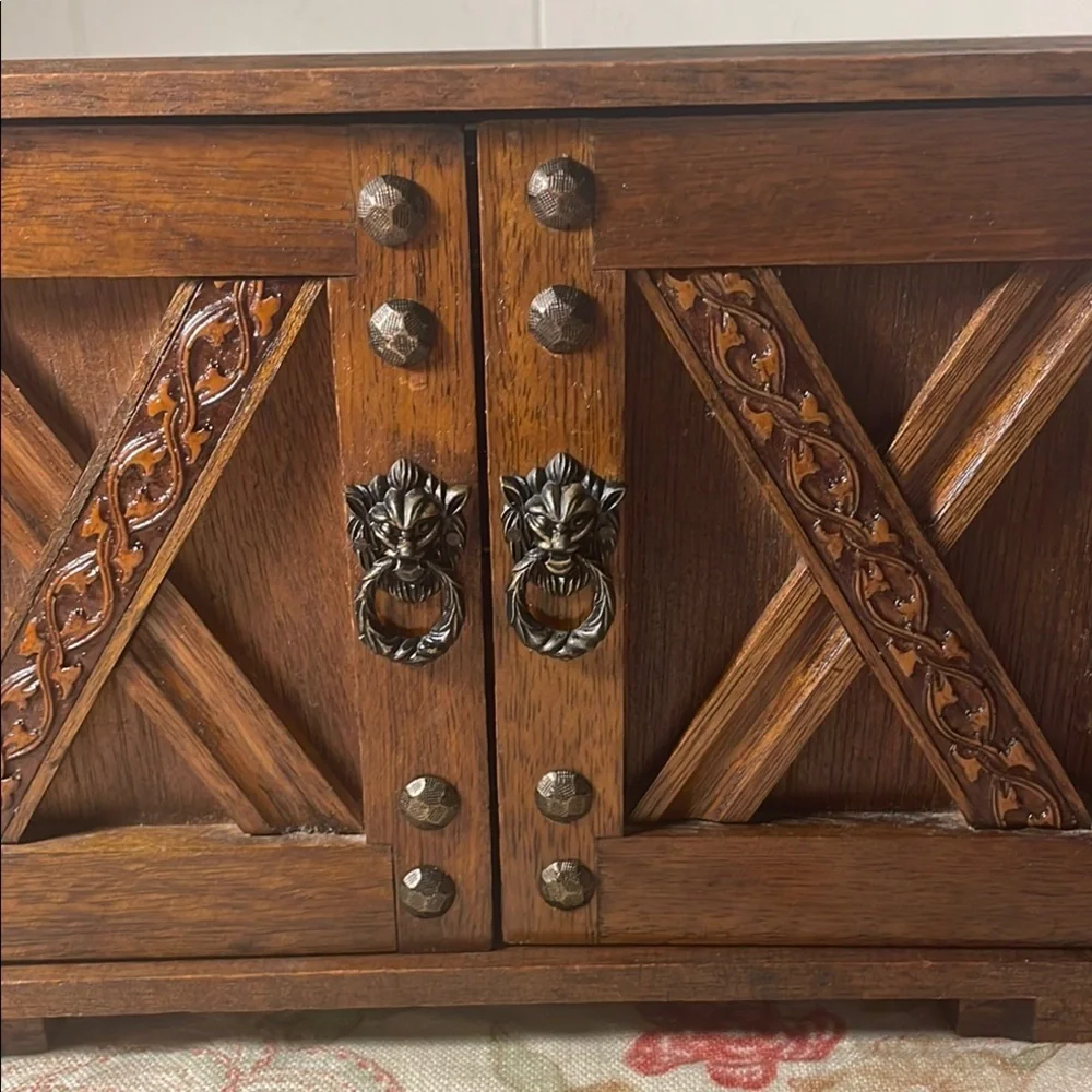 Vintage Wooden 3 Drawer Felt Lined Musical Jewelry Box Lion Door Pulls Amazing